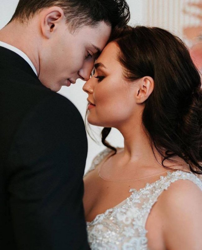 Переможниця «Холостяка» з Луцька «вийшла заміж» за відомого красунчика. ФОТО