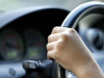 У Луцьку дитина їздила за кермом автомобіля