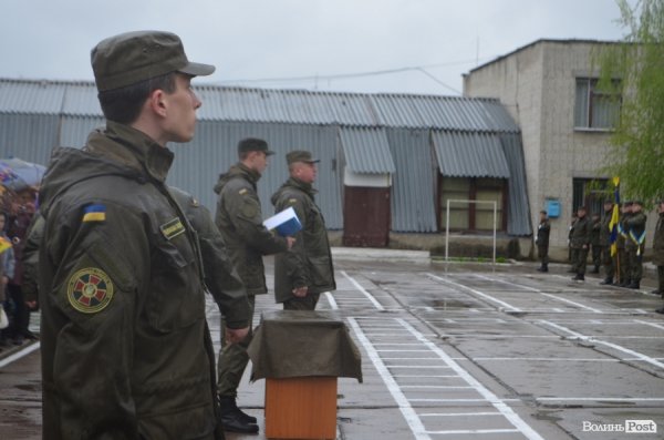 У Луцьку складали військову присягу під дощем