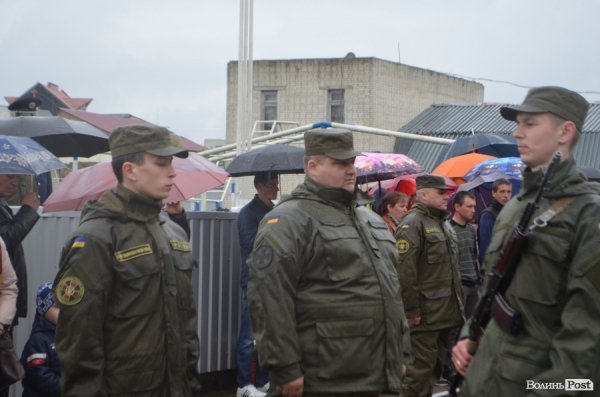 У Луцьку складали військову присягу під дощем