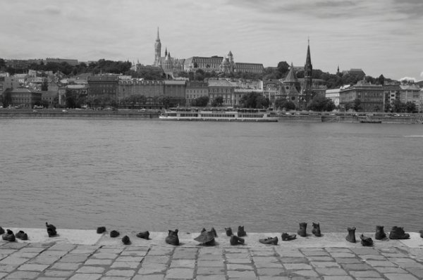 Меморіал жертвам Голокосту (Будапешт)