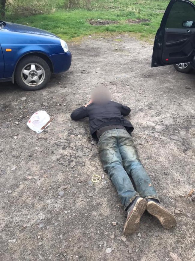 Поліцейські офіцери волинської громади затримали чоловіка із холодною зброєю. ФОТО