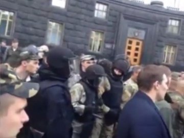 У Києві – бійка між самооборонівцями та Нацгвардією. ВІДЕО