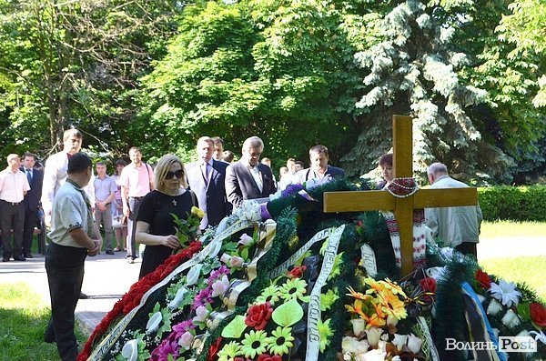 У Луцьку поклали квіти до могили Героя Майдану. ФОТО