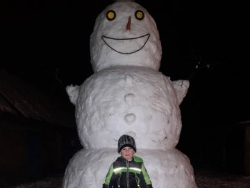 Сім'я з Волині зліпила гігантського сніговика. ФОТО
