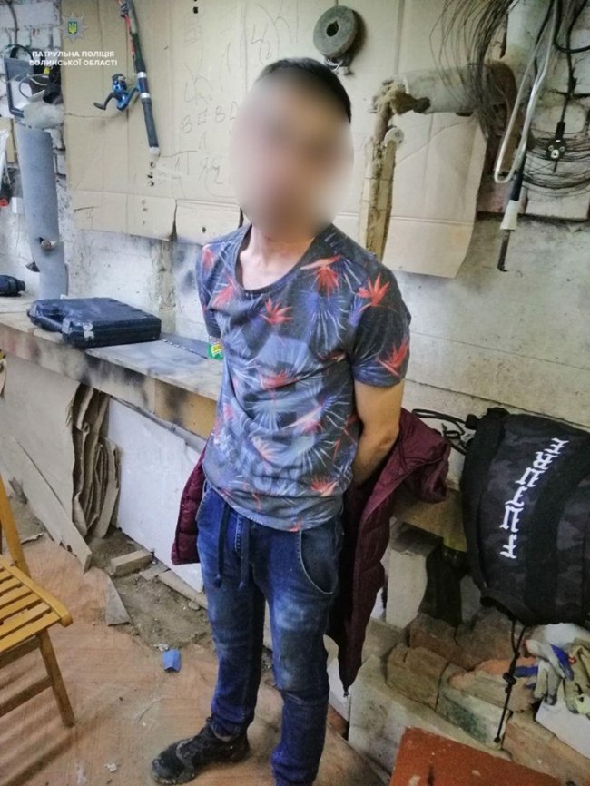 Намагався з'їсти наркотики і опирався: у Луцьку впіймали чоловіка з «арсеналом» заборонених речовин. ВІДЕО