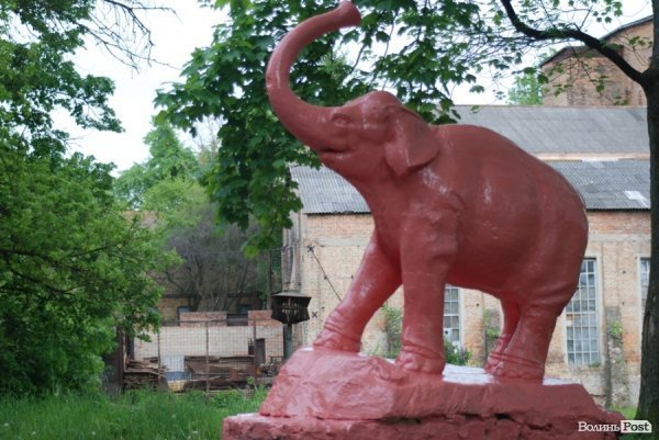 Луцького Слоника перефарбували. ФОТО