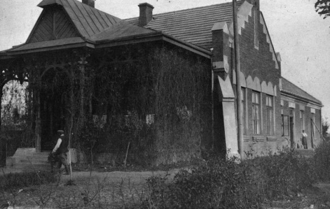 Будинок управляючого маєтком в Довгошиях, 1915-1917 рр.