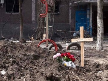 У Маріуполі окупанти почали ексгумацію тіл цивільних, похованих у дворах житлових будинків, – міськрада 