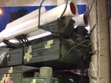 Не «вписався»: у Києві «Бук» в'їхав у бізнес-центр. ФОТО