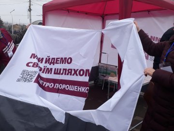 Невідомий з ножем напав на агітаційний намет Порошенка у Луцьку. ВІДЕО