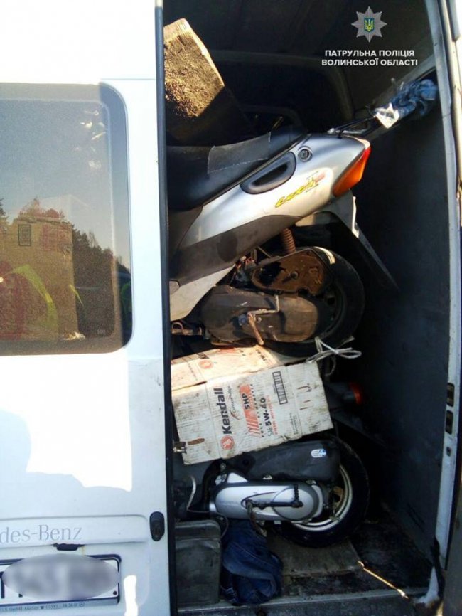Ковельські патрульні зупинили бус «забитий» мопедами, два з яких розшукує Інтерпол. ФОТО