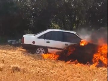 На Волині серед поля горіло авто. ВІДЕО