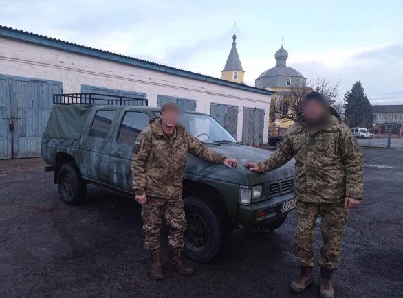 На Волині працівники селищної ради купили авто для військових. ФОТО