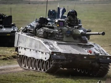 Резніков показав шведські БМП CV 90, які вже прибули в Україну. ВІДЕО