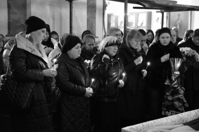 Лучани навколішки провели в останню путь Героя Романа Доманова