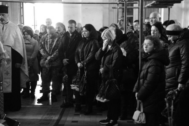 Лучани навколішки провели в останню путь Героя Романа Доманова