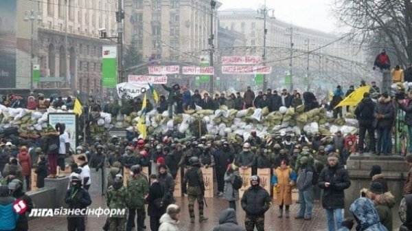 Як тітушки ходили розбирати майданівські барикади. ФОТО