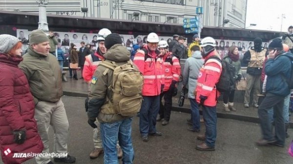 Як тітушки ходили розбирати майданівські барикади. ФОТО