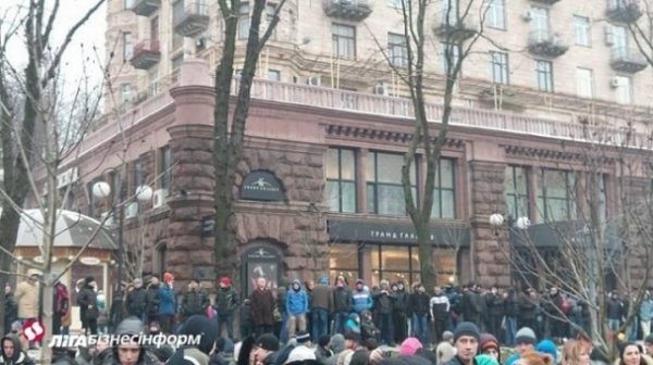 Як тітушки ходили розбирати майданівські барикади. ФОТО