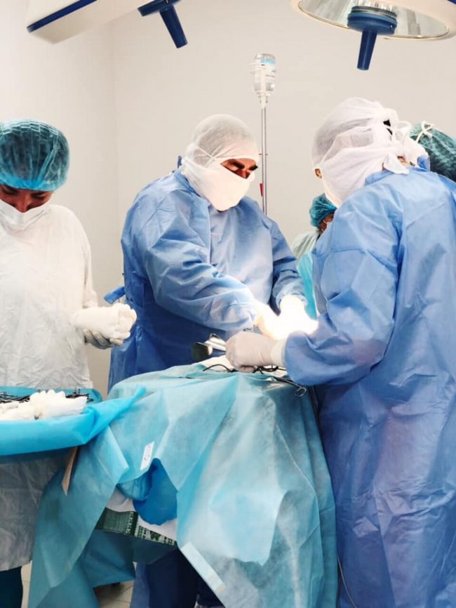 Жінці з Америки на Волині вирізали величезну пухлину. ФОТО 18+