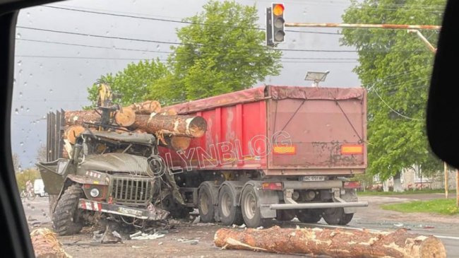 Під Луцьком в аварію потрапили вантажівка та лісовоз