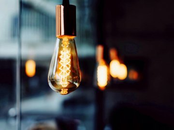 В Україні знизять ціну на електроенергію: для кого і коли 