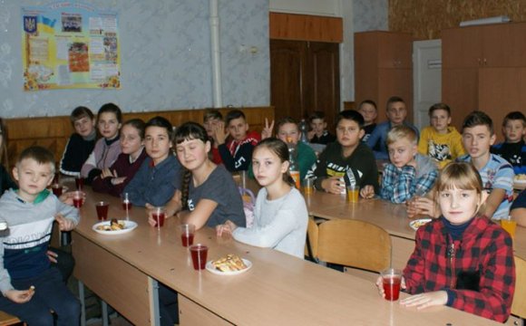 На Волині семикласники організували ярмарку для хлопчика з рідкісною вадою