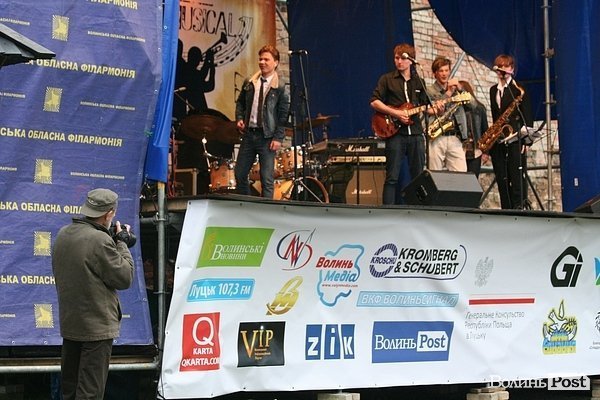 У Луцьку дощ відлякав відвідувачів джаз-фесту. ФОТО