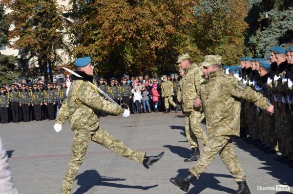 Сотні ліцеїстів склали присягу на головній площі Луцька. ФОТО