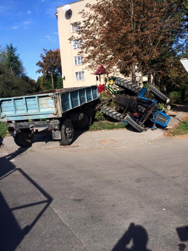 У Луцьку перекинувся трактор. ФОТО