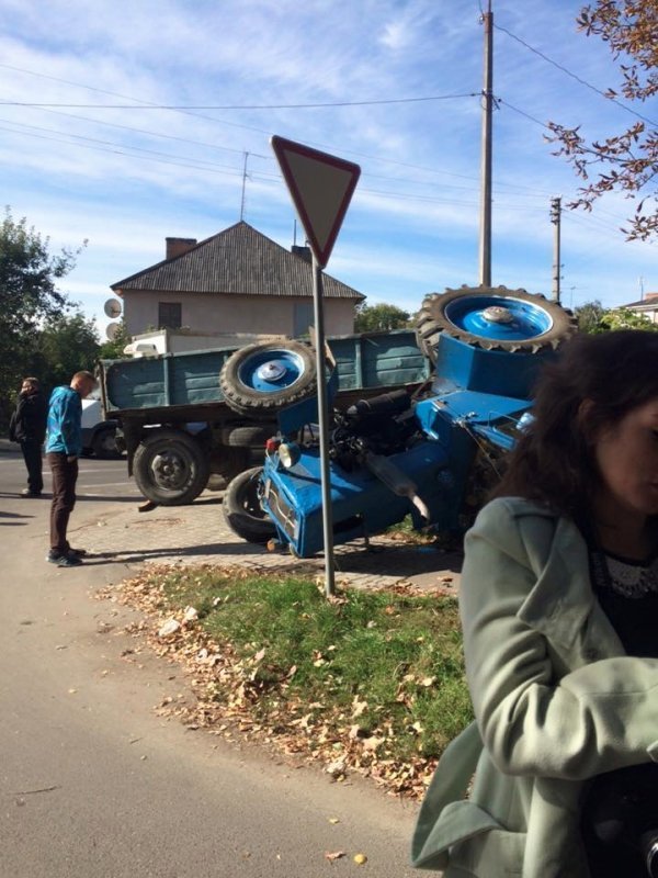 У Луцьку перекинувся трактор. ФОТО