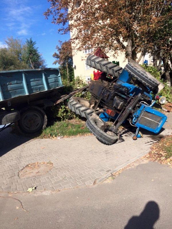 У Луцьку перекинувся трактор. ФОТО