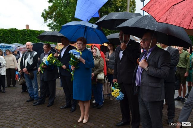 Прапори, пластуни і парасольки: як у Луцьку вшановували пам'ять розстріляних в'язнів. ФОТО