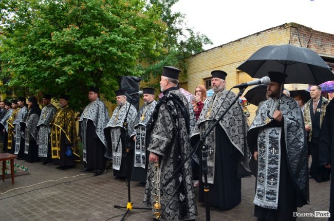 Прапори, пластуни і парасольки: як у Луцьку вшановували пам'ять розстріляних в'язнів. ФОТО