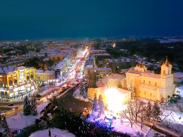 Святковий Луцьк з висоти пташиного польоту. ВІДЕО