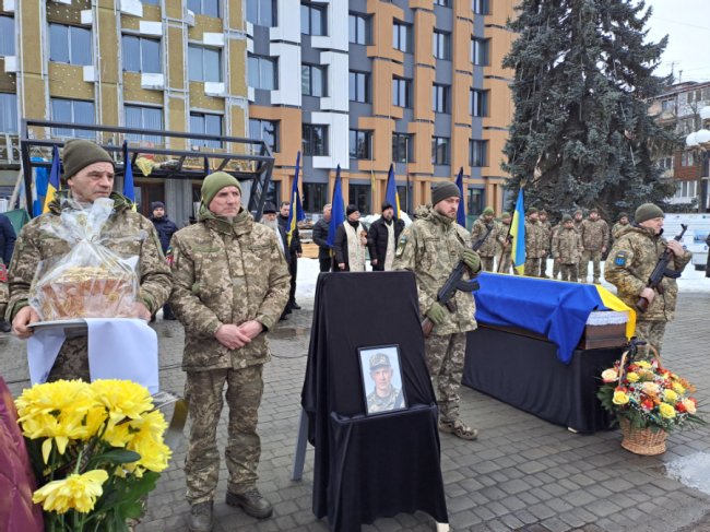 Двадцять місяців його доля була невідомою: у Ковелі попрощалися з воїном Ярославом Лукашуком