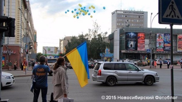 Росіяни провели агітаційні акції з українськими прапорами. ФОТО