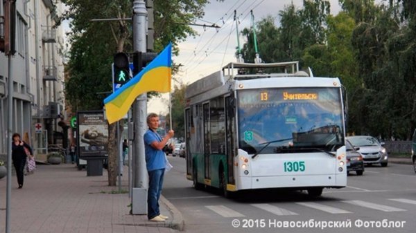 Росіяни провели агітаційні акції з українськими прапорами. ФОТО