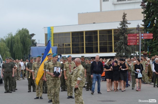 «Востаннє для тебе: слава Україні!»: Луцьк попрощався з Георгієм Ольховським. ФОТО