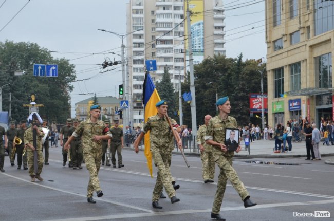 «Востаннє для тебе: слава Україні!»: Луцьк попрощався з Георгієм Ольховським. ФОТО