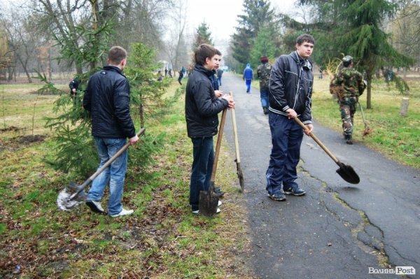 У Центральному парку Луцька чиновники і молодь садили дерева