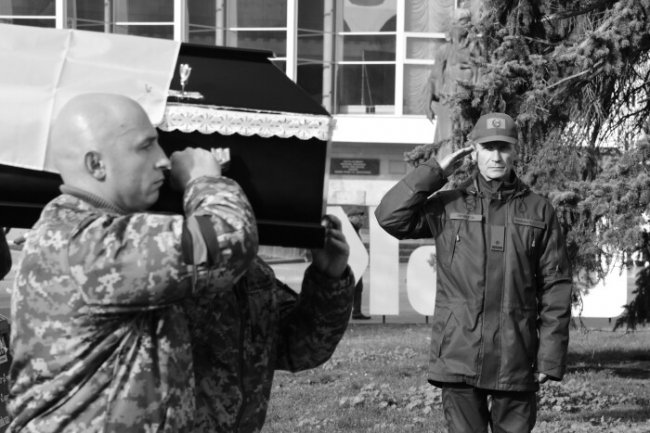 Лучани навколішки провели в останню путь Героя Романа Доманова