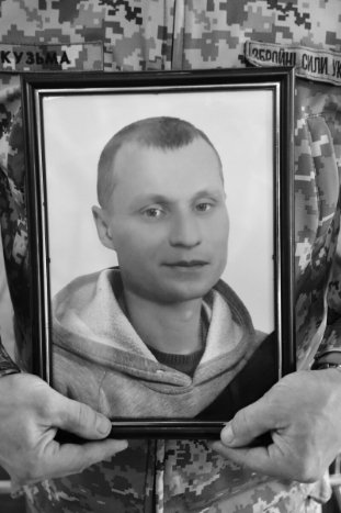 Лучани навколішки провели в останню путь Героя Романа Доманова