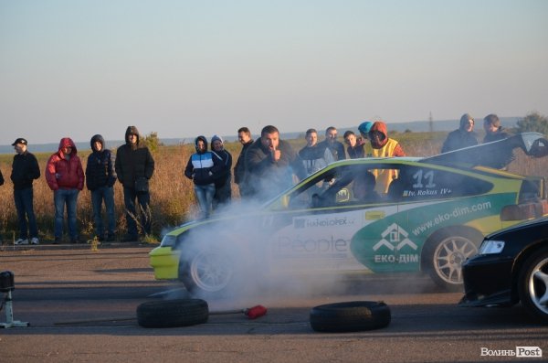 Під Луцьком відбувся чемпіонат з дрег-рейсингу. ФОТО