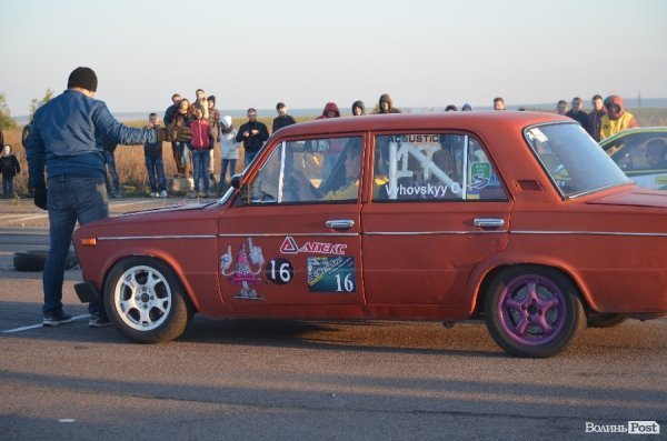 Під Луцьком відбувся чемпіонат з дрег-рейсингу. ФОТО