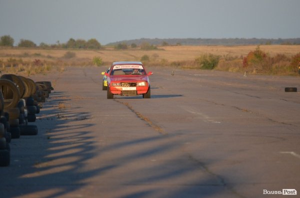 Під Луцьком відбувся чемпіонат з дрег-рейсингу. ФОТО