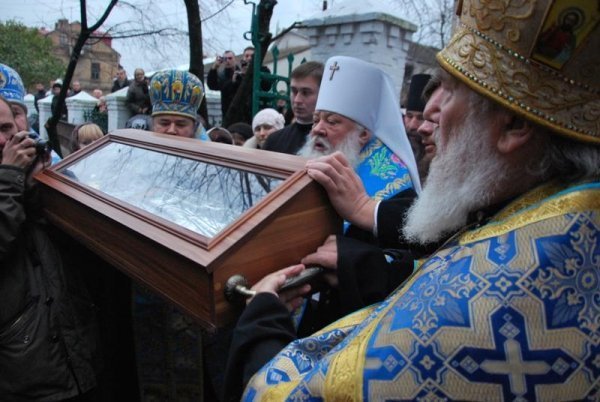 Як  у Луцьку «віпи» поклонялися Єрусалимській Плащаниці 