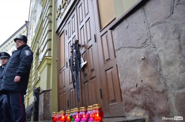 У Луцьку під прокуратуру принесли лампадки, серп і молот. ФОТО