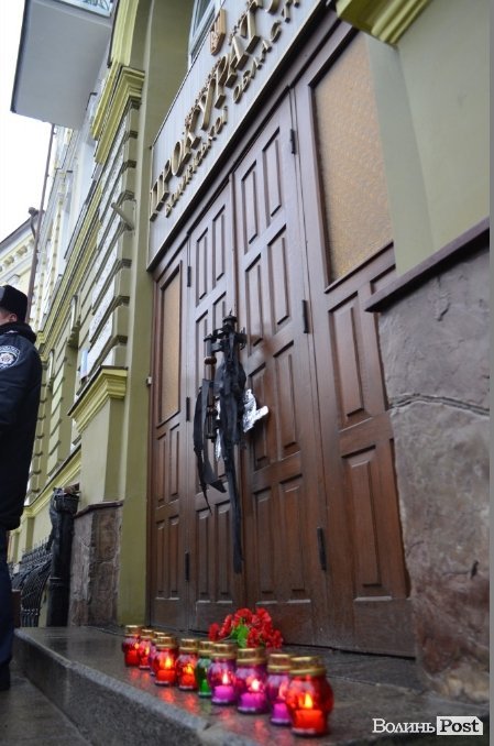 У Луцьку під прокуратуру принесли лампадки, серп і молот. ФОТО
